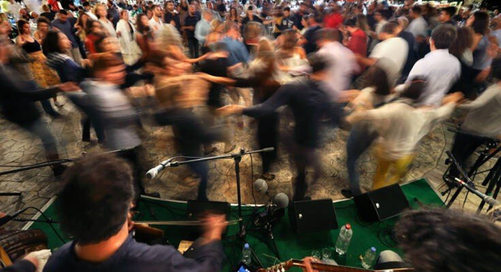 Κοσμοσυρροή σε πανηγύρι στην Εύβοια: Λουκέτο 2 εβδομάδων σε μαγαζί και 3.000 ευρώ πρόστιμο