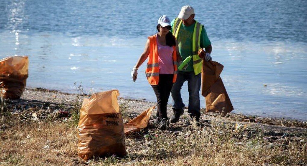 Ανασύρθηκε μισός τόνος σκουπίδια από παραλία και βυθό στην Ελευσίνα