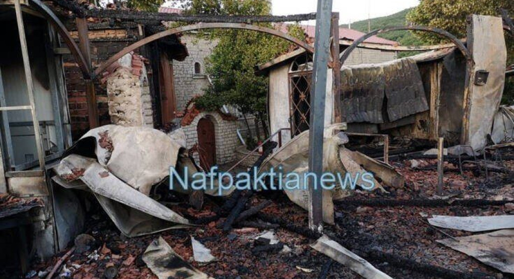 Εικόνες αποκάλυψης από τη φωτιά στη Μονή Βαρνάκοβας στη Φωκίδα 