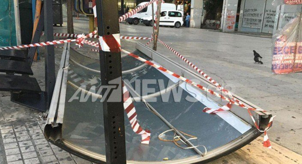 Πανικός στο Σύνταγμα: Λεωφορείο έπεσε σε στάση στη Φιλελλήνων 