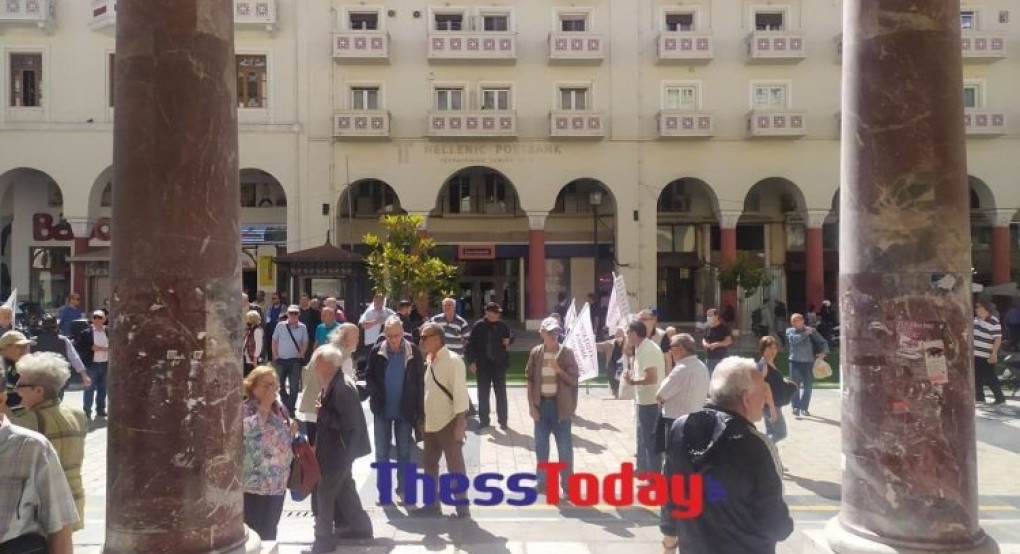 Θεσσαλονίκη: Διαμαρτυρία συνταξιούχων για τα αναδρομικά – Κατάληψη στον ΕΦΚΑ