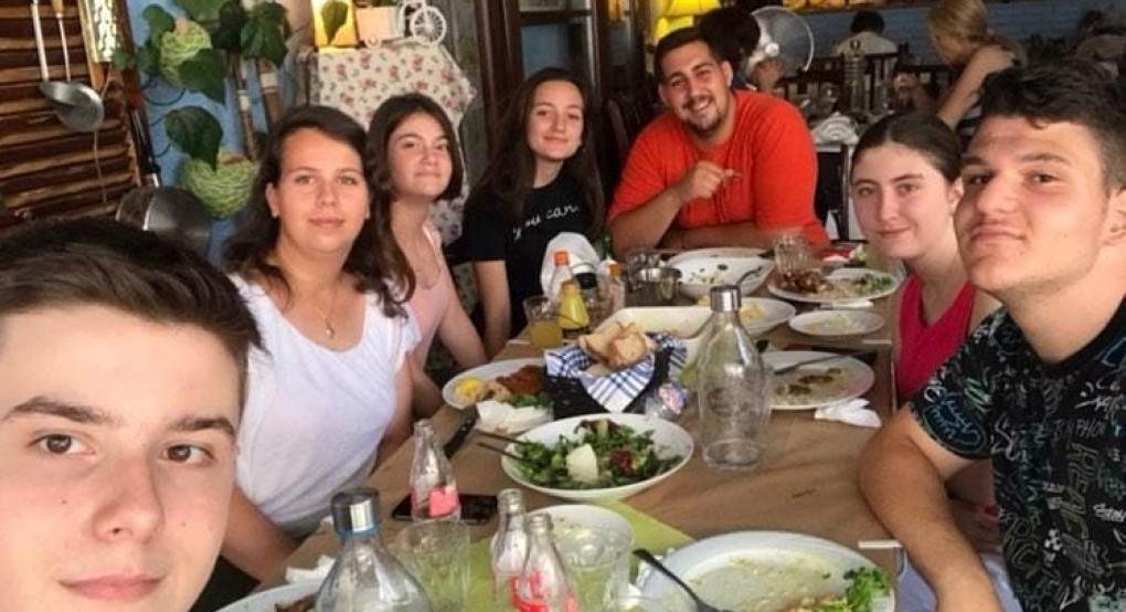 Θεατρικές Πινελιές: Καλοκαιρινό τραπέζι για το εφηβικό τμήμα