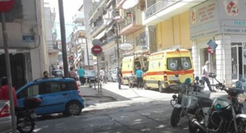 Κοζάνη: Μπήκε με τσεκούρι στην Εφορία και χτύπησε υπαλλήλους (video)
