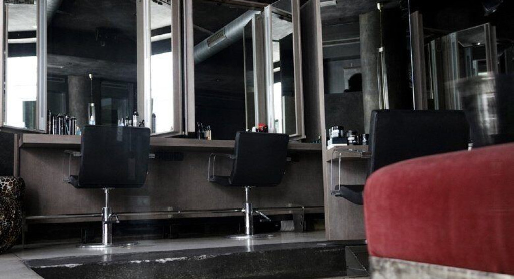 Χαμός σε κομμωτήριο – Πήγε για μαλλί και βγήκε «φορτωμένη» με ευρώ