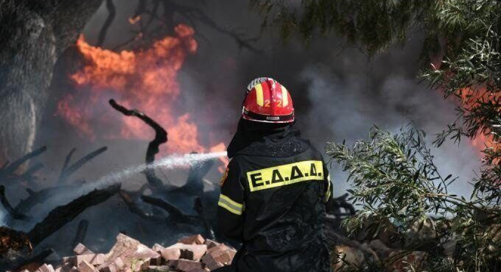 Κόλαση φωτιάς στην Κόρινθο - Στην περιοχή Χαρδαλιάς και ο αρχηγός της πυροσβεστικής (pics, vids)