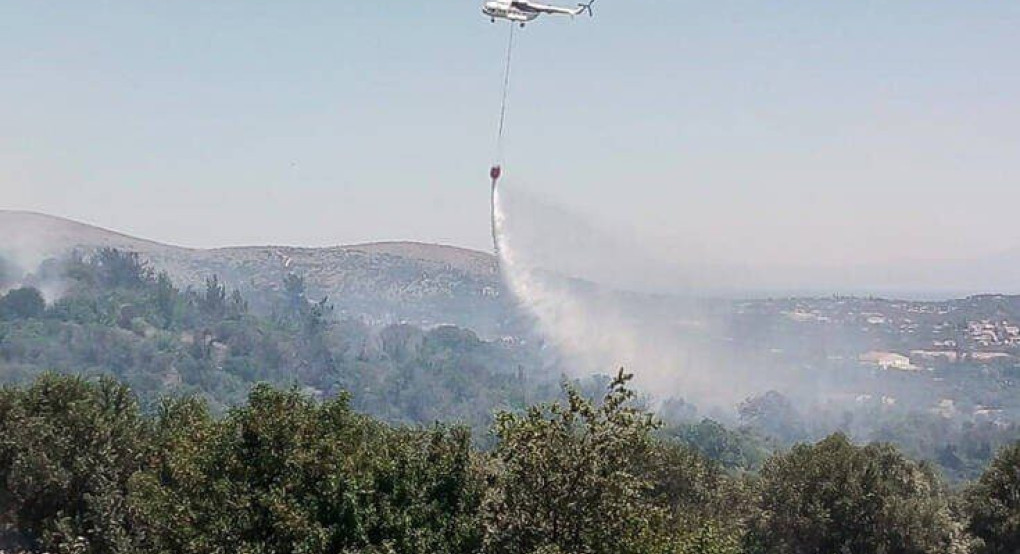 Μεγάλη φωτιά τώρα στην Πούντα Ζέζα στο Λαύριο