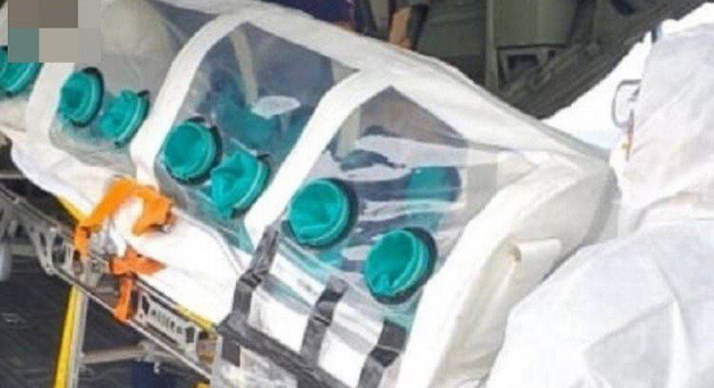 Αεροδιακομιδή σε κάψουλα αρνητικής πίεσης για τη νοσούσα από κορωνοϊό στην Πάρο..