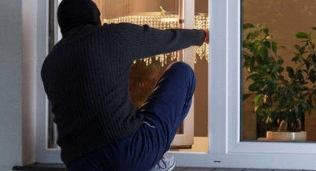 Ρήμαξε σπίτια με λεία 7.500 ευρώ! 