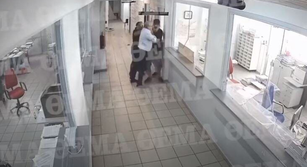 Το Σοκαριστικό βίντεο από την επίθεση με τσεκούρι στη ΔΟΥ Κοζάνης