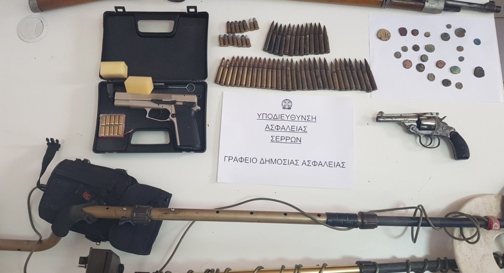 Σέρρες: Έκρυβε όπλα και αρχαία νομίσματα στο σπίτι του 