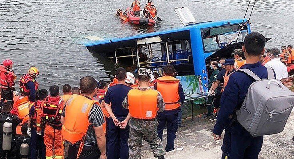 Οδηγός λεωφορείου το έριξε στη λίμνη-Τραγικός θάνατος για 21 μαθητές