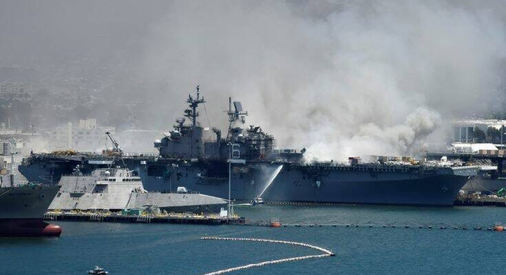 Έκρηξη σε πολεμικό πλοίο των ΗΠΑ: «Η φωτιά θα συνεχιστεί για μέρες» 