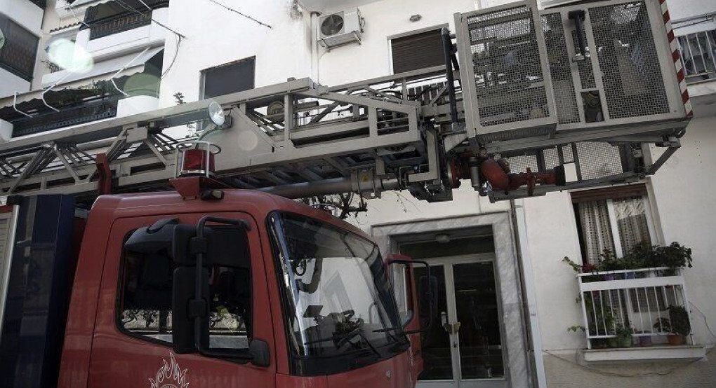 Φωτιά σε ισόγειο χώρο  – Απεγκλωβίστηκαν δύο άτομα