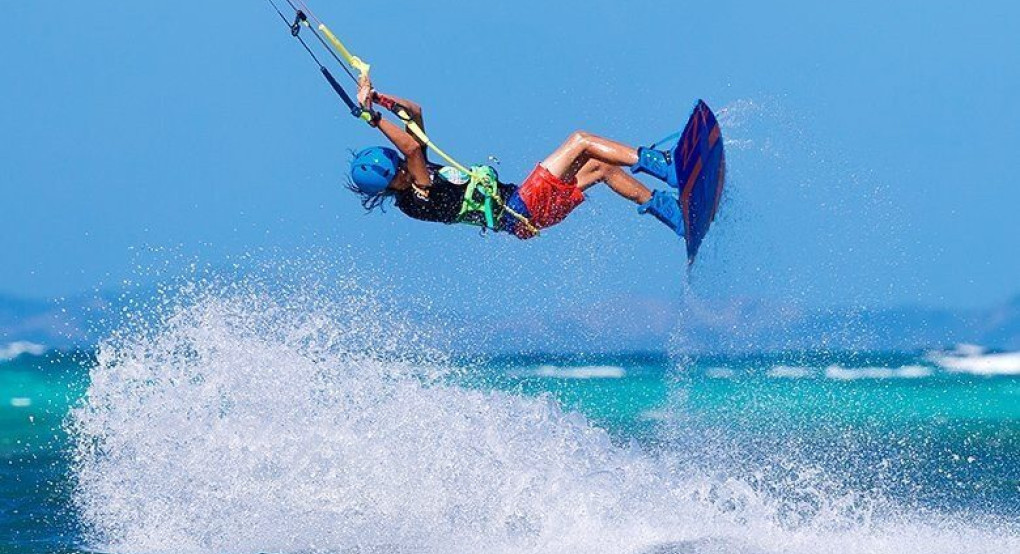 Τραυματίστηκε πέφτοντας με το Kite Surf του πάνω σε αυτοκίνητο στη Μύκονο