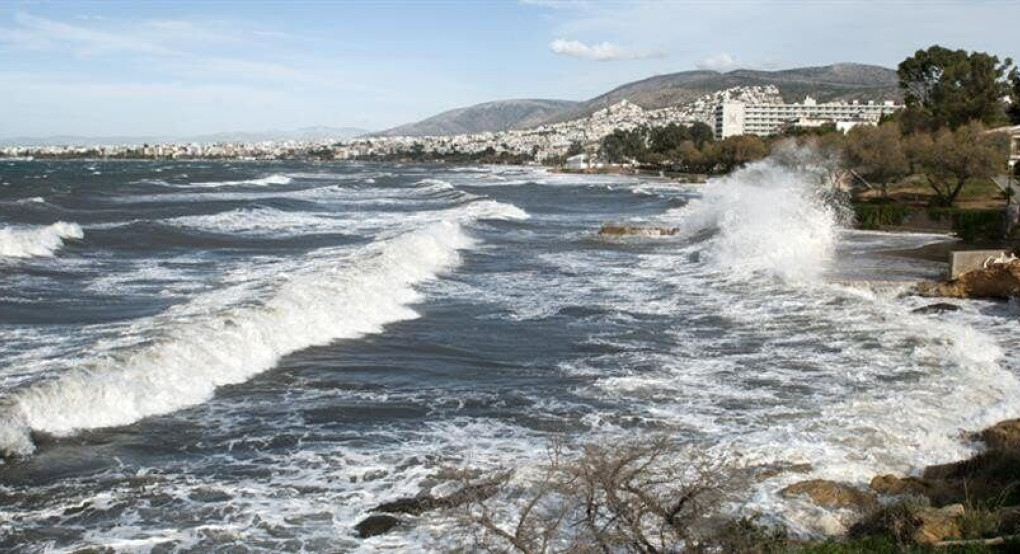 Καιρός: Ζέστη, μελτέμια και καταιγίδες την Παρασκευή