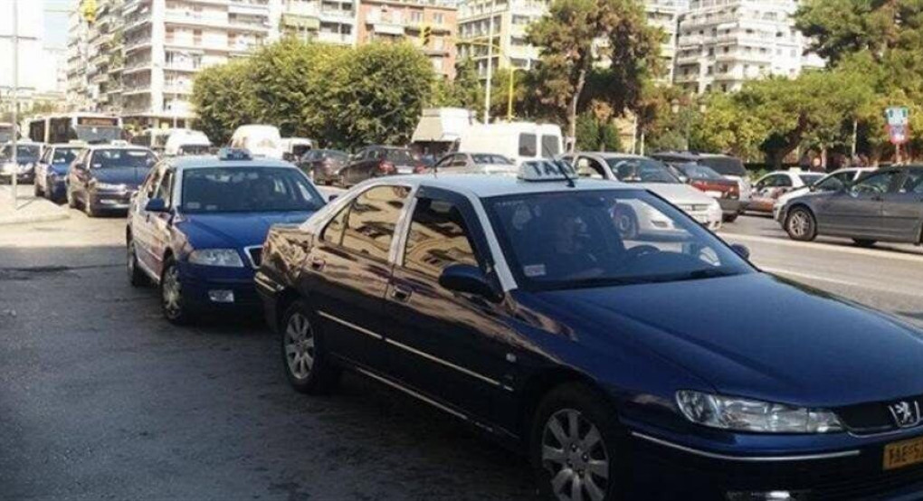 Άρπαξε τσάντα με 130000 ευρώ από ταξί!