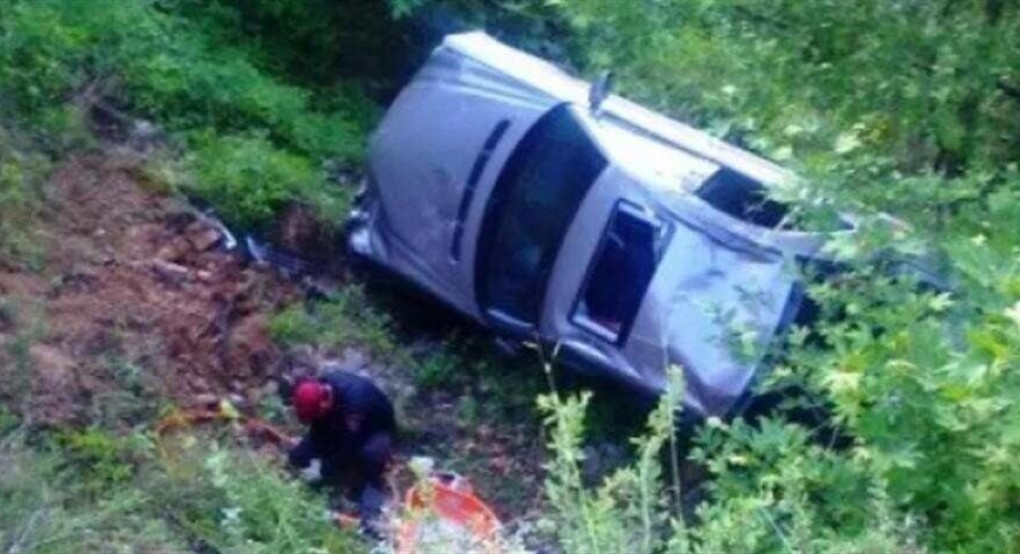 Παπάς έκανε όπισθεν και έπεσε σε γκρεμό – Νεκρή η μητέρα του