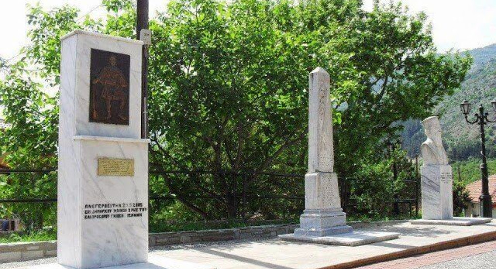 Τρισάγιο στο ηρώων της κεντρικής πλατείας του Άνω Γαρεφίου 