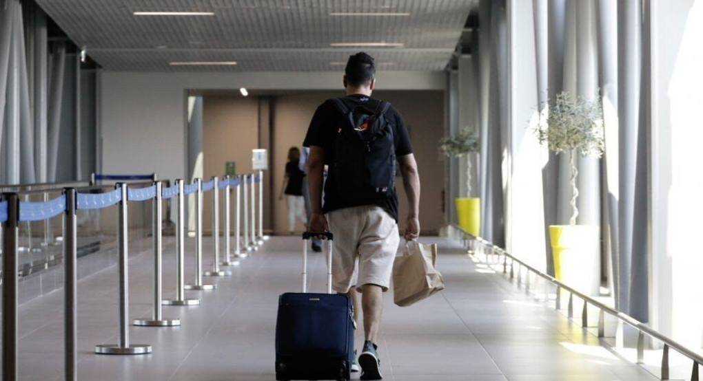 Κοροναϊός : Ένταση με τουρίστα σε αεροδρόμιο – Αρνούνταν να φορέσει μάσκα