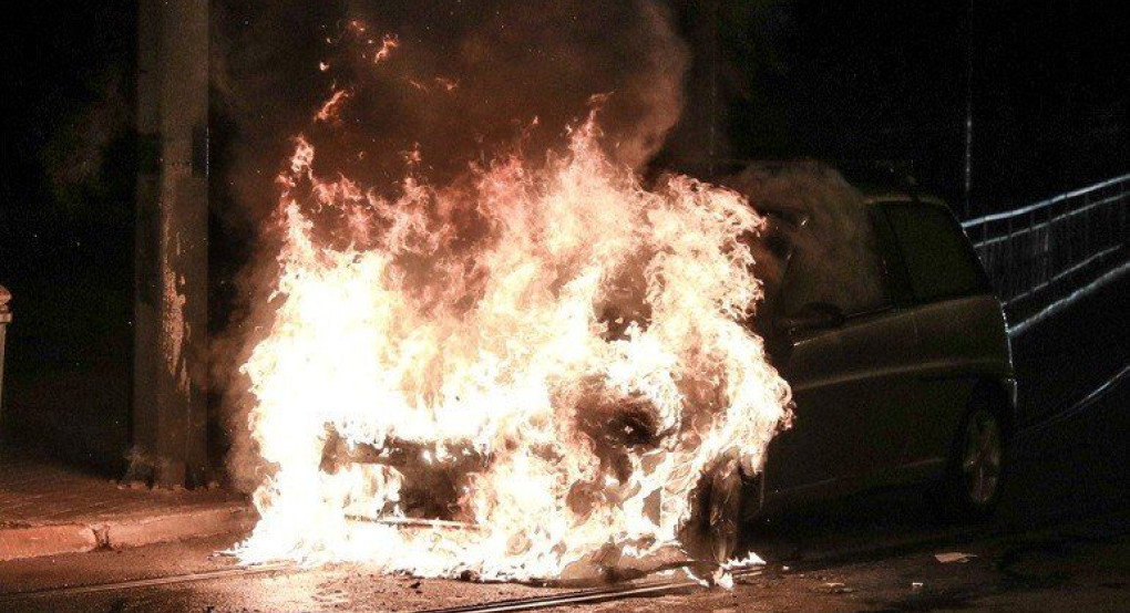 Στις φλόγες αυτοκίνητο στην Εθνική Οδό Αθηνών - Λαμίας
