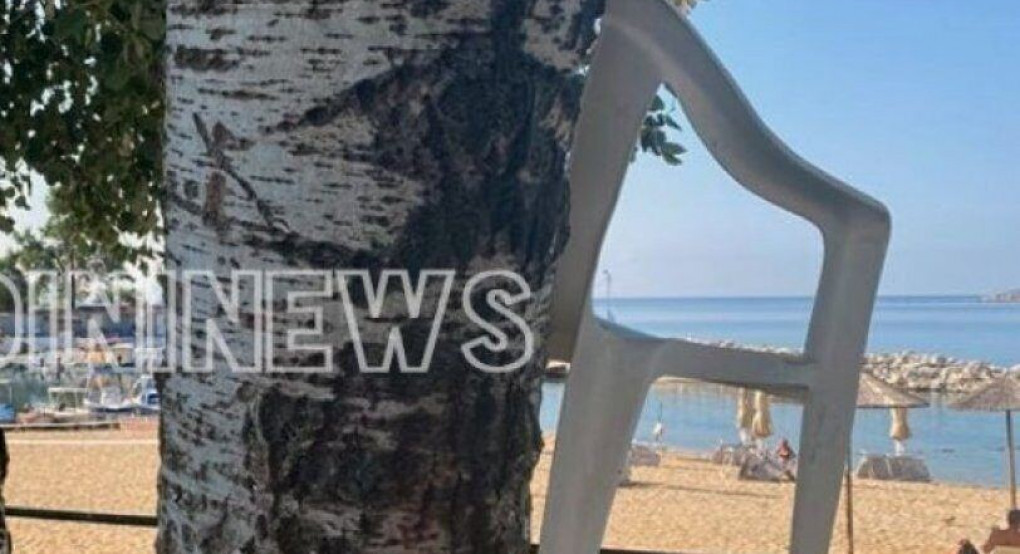 Στην Καβάλα κλειδώνουν στα δέντρα τις καρέκλες για την παραλία
