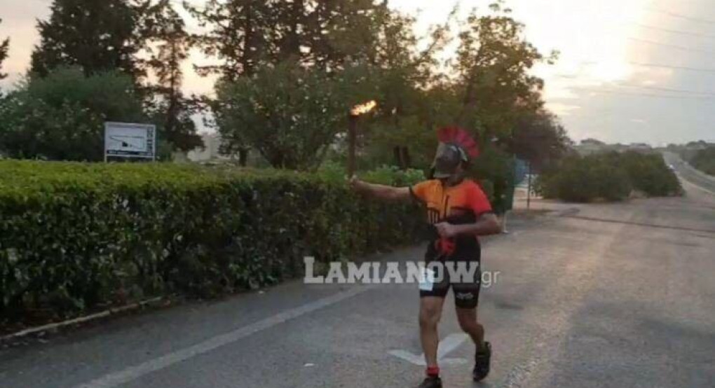 Τερμάτισε τον αγώνα στις Θερμοπύλες με αναμμένη δάδα και περικεφαλαία!
