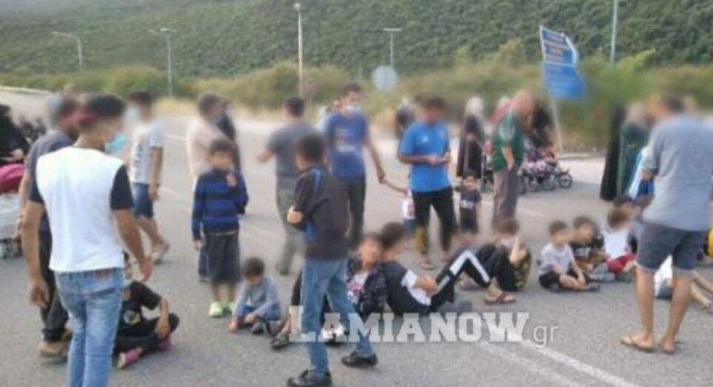 Πρόσφυγες έκλεισαν τον δρόμο στις Θερμοπύλες