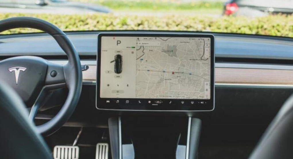 Η Tesla αναπτύσσει σύστημα αναγνώρισης παιδιών στην καμπίνα των επιβατών