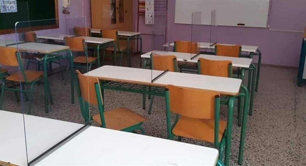 Κουφάλια: Γονείς έβαλαν πλεξιγκλάς στα θρανία σχολείου! (εικόνες)