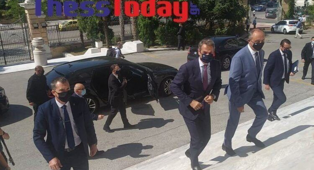 Στο ΥΜΑΘ έφτασε ο Κυριάκος Μητσοτάκης – Συνάντηση με βουλευτές