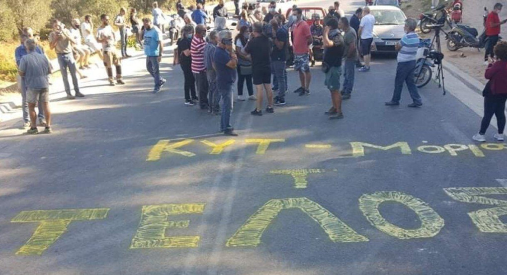Μόρια: Κάτοικοι στήνουν οδοφράγματα στα σχέδια Μηταράκη για την εγκατάσταση προσφύγων