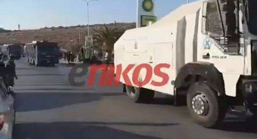 Στο "κόκκινο" η Λέσβος: Υδροφόρες της ΕΛ.ΑΣ. και κλούβες των ΜΑΤ στο νησί