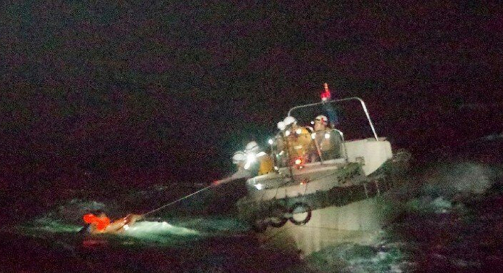 Βυθίστηκε φορτηγό πλοίο με 43 ναυτικούς και χιλιάδες ζώα ανοικτά της Ιαπωνίας, λέει επιζών 