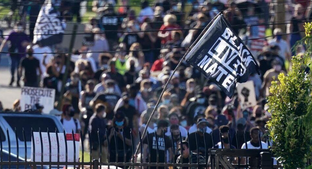 Στο «κόκκινο» παραμένουν οι ΗΠΑ εξαιτίας της αστυνομικής βίας