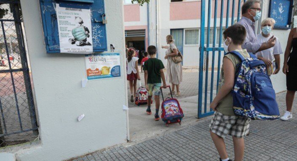Στην Πάτρα οι πρώτες «αποβολές» για μη χρήση μάσκας 