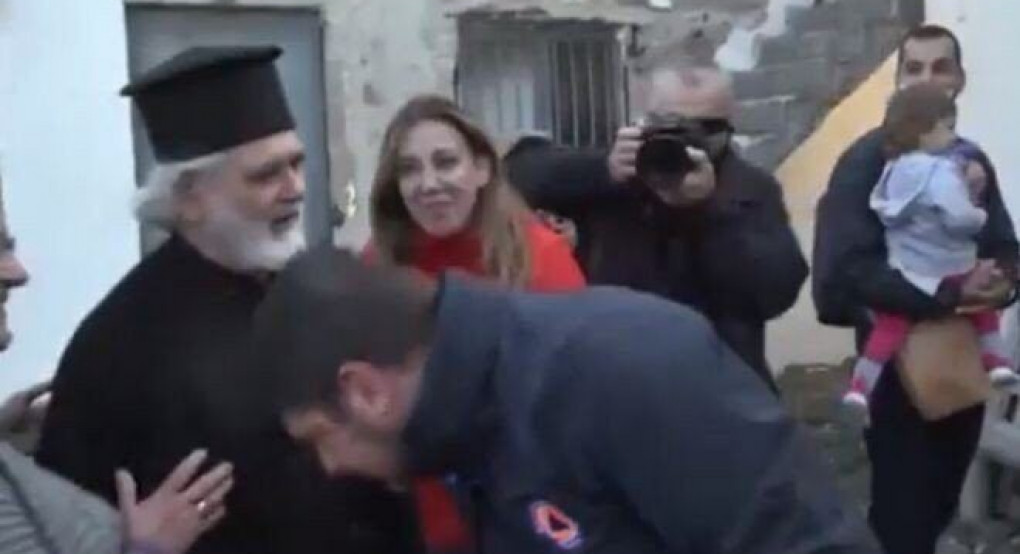 Χαρδαλιάς: Φίλησε το χέρι παπά και κυκλοφορούσε χωρίς μάσκα