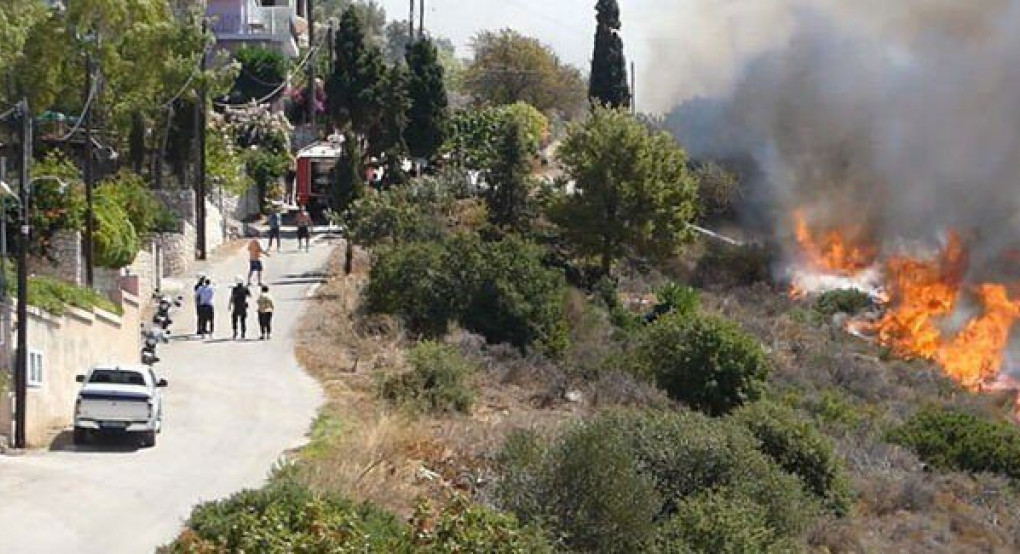 Κεφαλονιά: Μεγάλη φωτιά στα Χελμάτα και στη Λάσση (video)