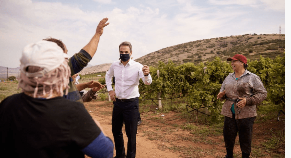 Η βόλτα του Μητσοτάκη που του έφτιαξε την ημέρα – Γέλια και αστεία με τους αγρότες Η βόλτα του Μητσοτάκη που του έφτιαξε την ημέρα – Γέλια και αστεία με τους αγρότες
