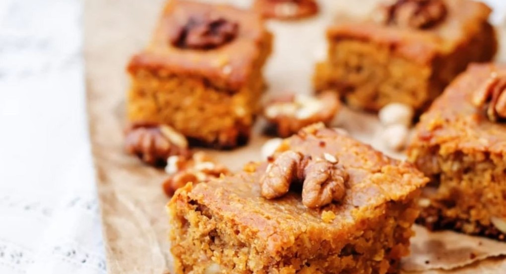 Συνταγή για καρυδόπιτα σαν της γιαγιάς: Σιροπιαστή και αφράτη, το τέλειο κέρασμα