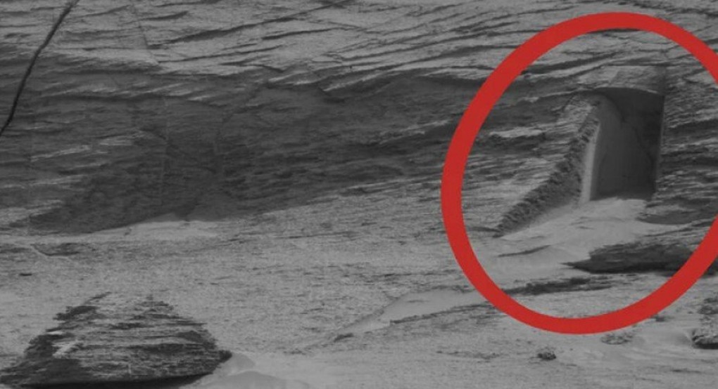 Η NASA βρήκε μία... πόρτα σε βράχο του πλανήτη Άρη Η NASA βρήκε μία... πόρτα σε βράχο του πλανήτη Άρη