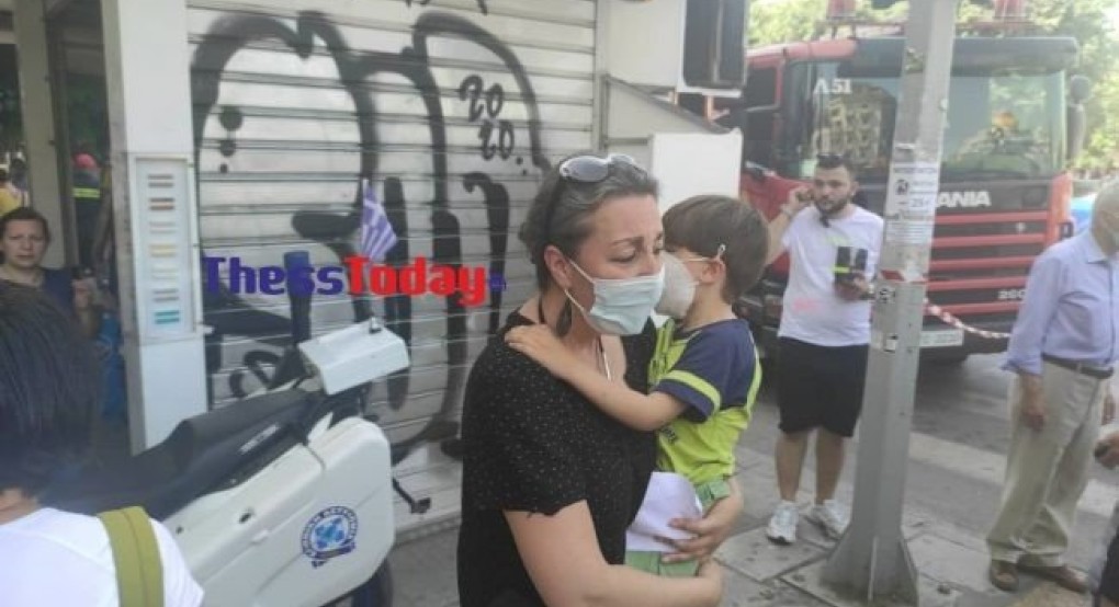 Μαμά κατεβαίνει κλαίγοντας από φλεγόμενο κτίριο με το παιδί της