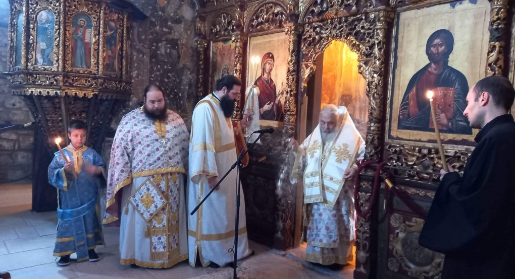 Ο Μητροπολίτης Ιωήλ ψάλλει το απολυτίκιο της Πεντηκοστής Ο Μητροπολίτης Ιωήλ ψάλλει το απολυτίκιο της Πεντηκοστής