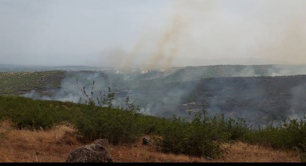 Τεράστια μάχη με τις φλόγες Τεράστια μάχη με τις φλόγες