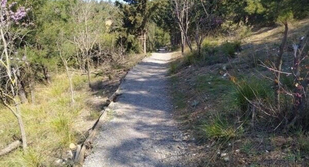 Τα περιπατητικά μονοπάτια του Σέιχ Σου έχουν  μετατραπεί σε απέραντες πίστες Motocross