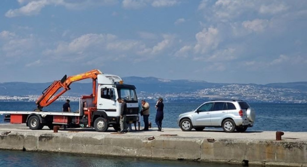 Θεσσαλονίκη: Δύο νεκροί από πτώση αυτοκινήτου στη θάλασσα - Ήταν δεμένοι με χειροπέδες