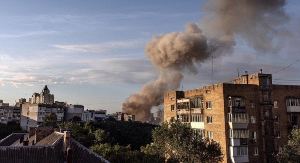 Ένας νεκρός και 5 τραυματίες από τη νέα ρωσική επίθεση με πυραύλους στο κέντρο του Κιέβου