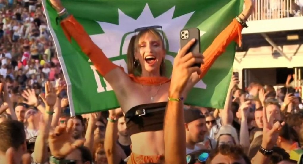 Το ΠΑΣΟΚ είναι… παντού! Τύπισσα πήγε στο Tomorrowland με… τον πράσινο ήλιο αγκαλιά
