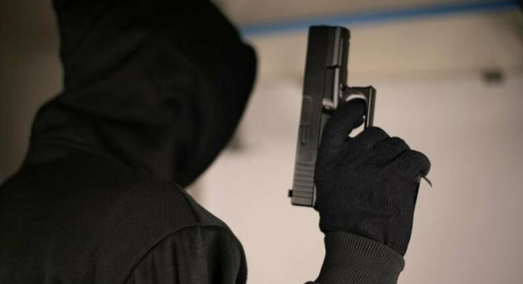 Θεσσαλονίκη: Οι φωνές της υπαλλήλου έδιωξαν τον επίδοξο ληστή με το πιστόλι Θεσσαλονίκη: Οι φωνές της υπαλλήλου έδιωξαν τον επίδοξο ληστή με το πιστόλι