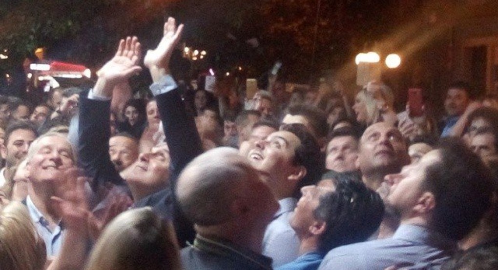 Με αγκαλιές και ενθουσιασμό το πανηγύρι στο εκλογικό κέντρο του Γρηγόρη Στάμκου