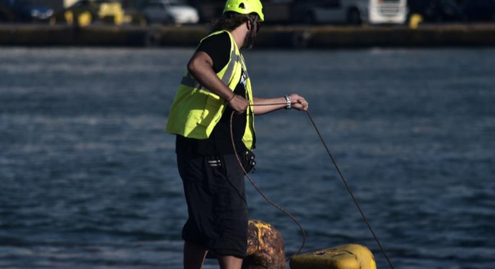 Σε περιπέτεια εξελίχθηκε το ταξίδι 1000 και πλέον επιβατών πλοίου από τη Σύρο προς τον Πειραιά. Σε περιπέτεια εξελίχθηκε το ταξίδι 1000 και πλέον επιβατών πλοίου από τη Σύρο προς τον Πειραιά.